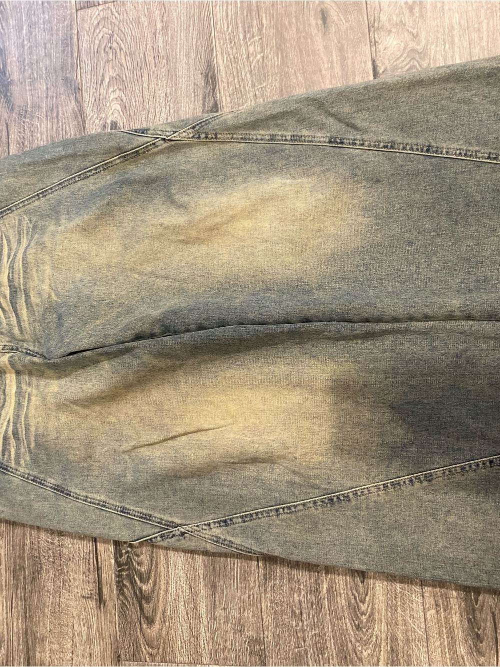 Relaxed Fit Men's Denim Jeans in Faded Blue with Yellow Fade